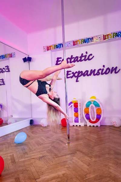 Instructor demonstrând o mișcare de Power Pole