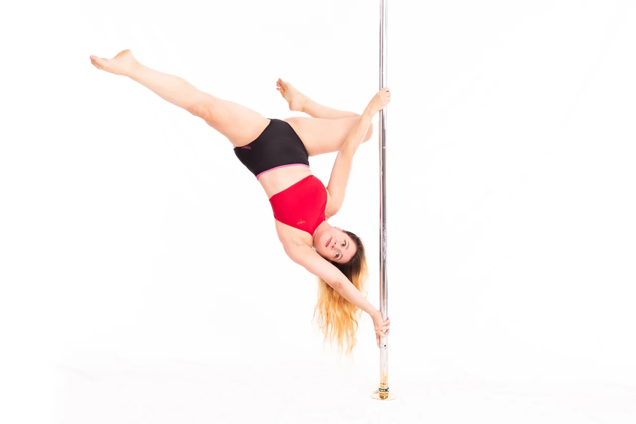 Instructor demonstrând o mișcare de Power Pole